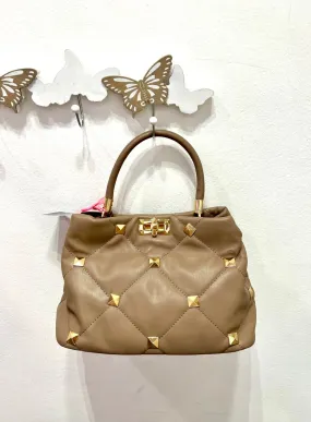 Borsa a mano taupe effetto trapuntato con maxi borchie