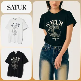 SATUR  |Unisex U-Neck Cotton Oversized Logo T-Shirts